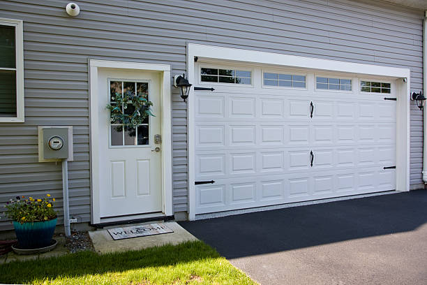 24/7 Emergency Garage Door Panel Replacement experts in Melville, RI
